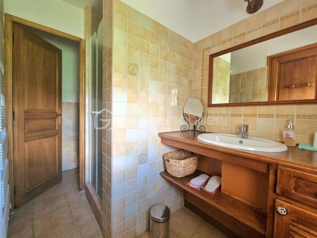 Propriété 14 pièces, 8 chambres, granges, cave et jardin - photo 12
