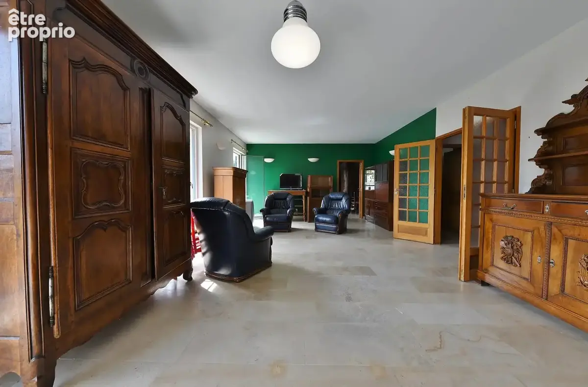 Uzès centre-ville – Appartement de 170m² environ,  beaux volumes et fort potentiel - photo 3