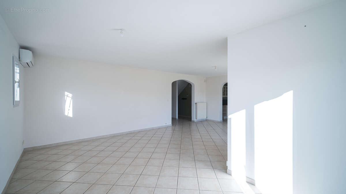 Maison à MONTELIMAR