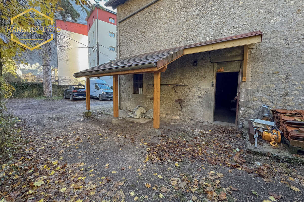 n°4 - Commerce à SAINT-EGREVE