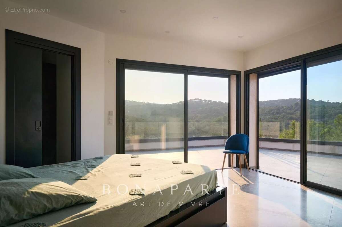 Saint-aygulf exclusivite : villa contemporaine neuve – position dominante – vue sur la forêt - photo 13