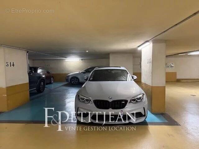 Parking à PARIS-16E