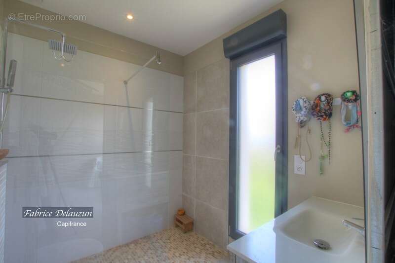 Maison à SAINT-SAUVEUR-DE-CRUZIERES