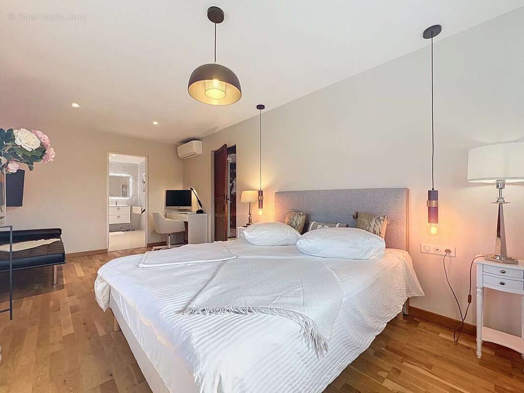 Maison à LA ROQUETTE-SUR-SIAGNE