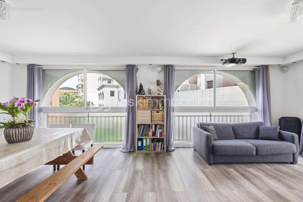 Appartement à VALLAURIS