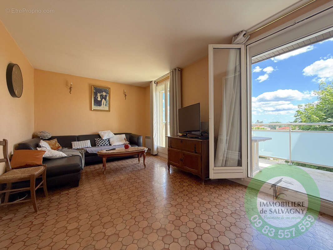 Appartement à LA TOUR-DE-SALVAGNY