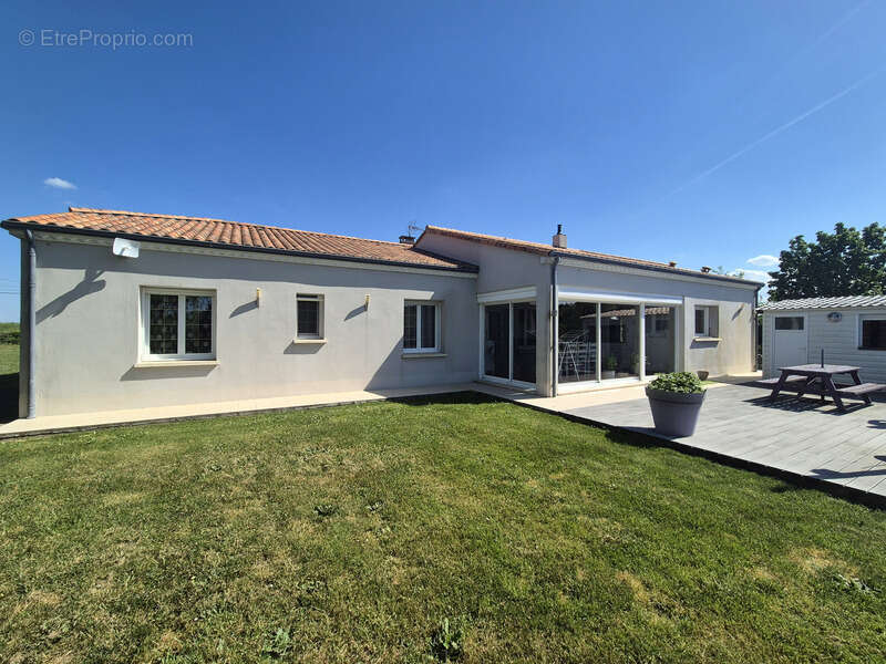 3,4 has, dépendance sécurisée de 320 m², maison plain-pied plus sous-sol, et vue dominante aux portes d'Agen - photo 3
