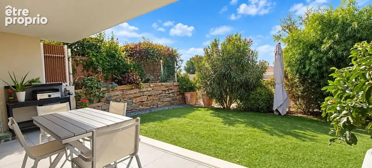 À vendre à Six-Fours-les-Plages : appartement T3 de standing de 82 m² en rez-de-jardin avec terrasse, jardin et deux garages - photo 2