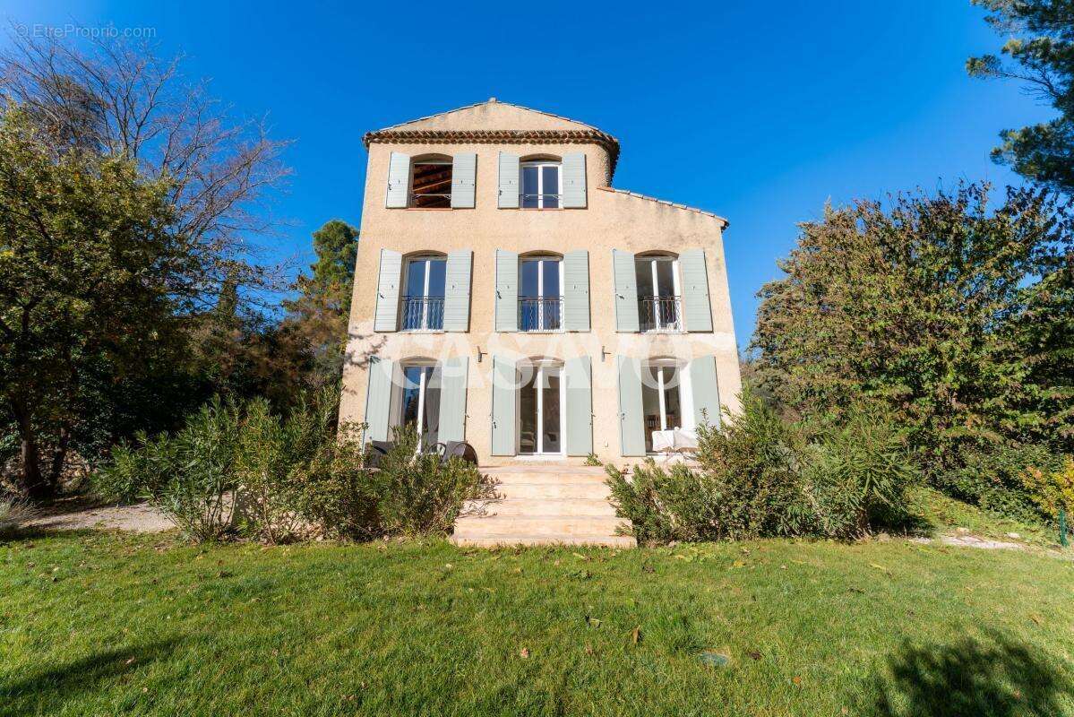 Vente Maison 7 pièces de 196m² - 13090 Aix-en-Provence - photo 2