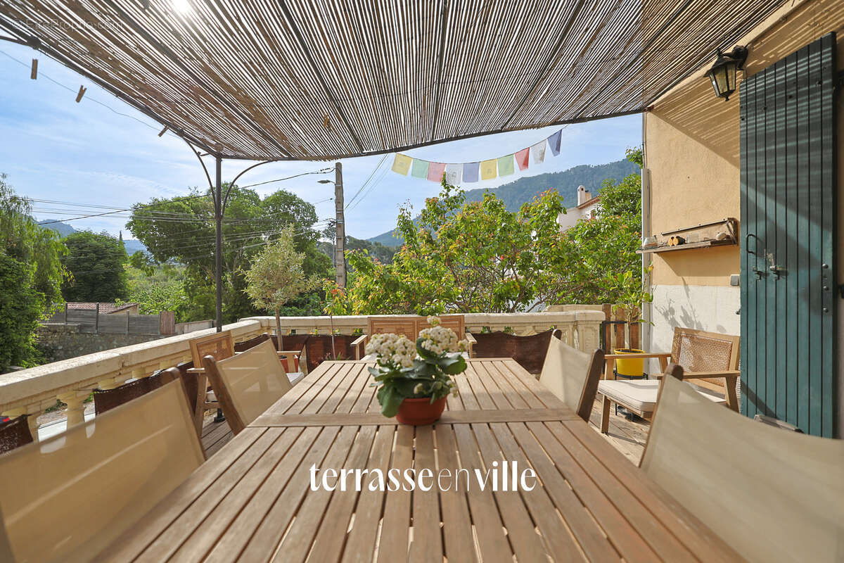 Appartement à LE REVEST-LES-EAUX