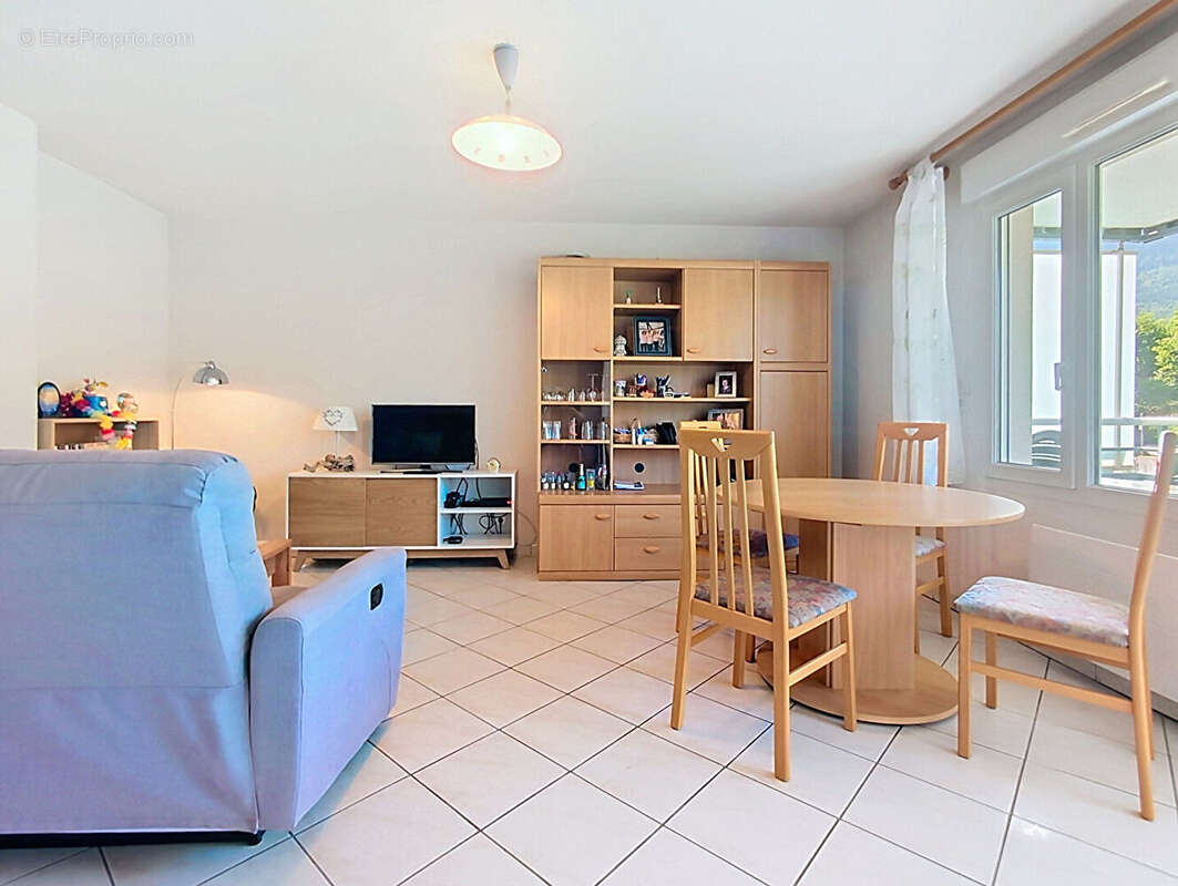 Appartement T3 - 64.37 m2 avec cave, balcon et parking - photo 3