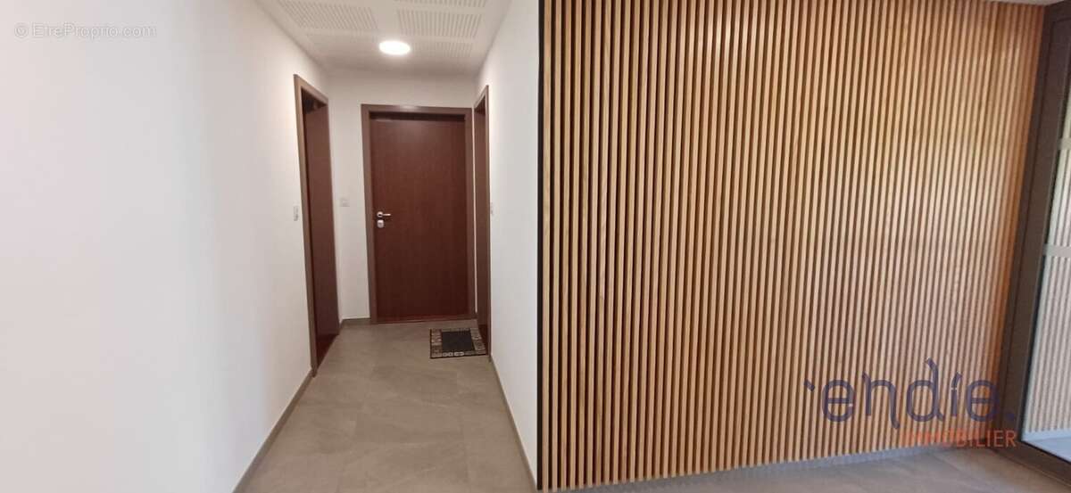 Appartement 3 pièces de 77,20 m² avec terrasse de 55 m² et jardin privatif de 146 m² - photo 2
