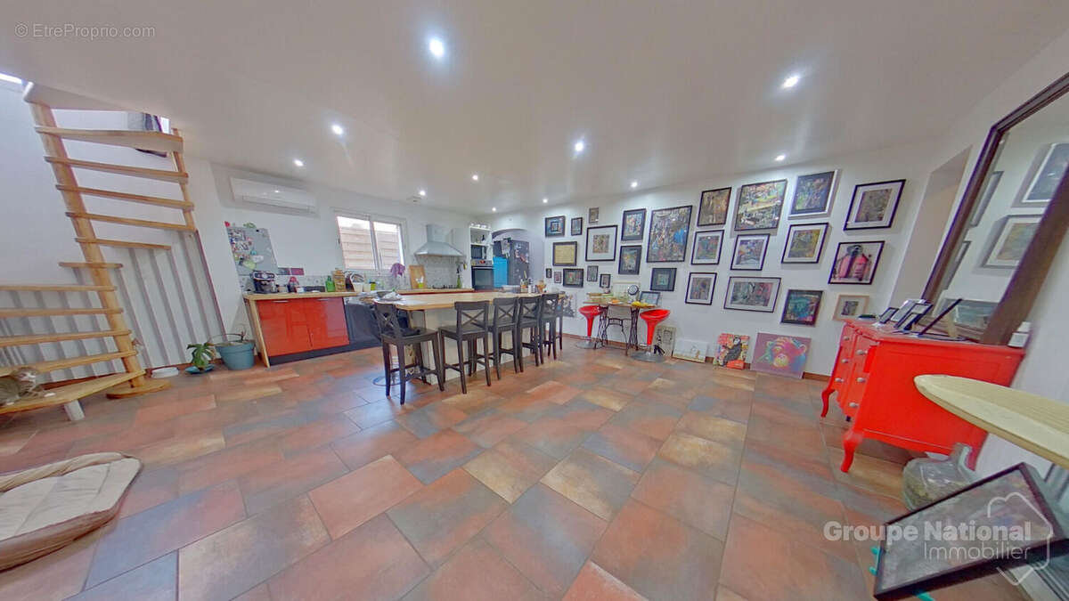 Maison à SAINT-MITRE-LES-REMPARTS