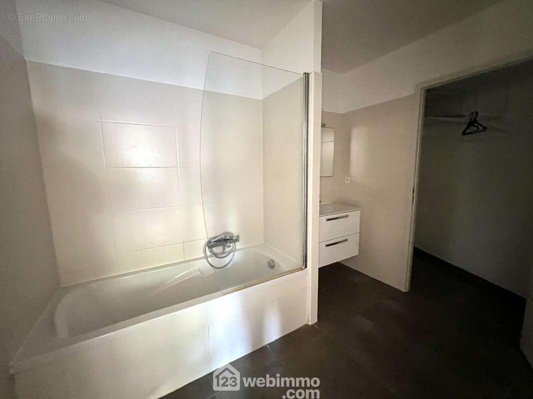 La salle de bain avec sa buanderie - Appartement à BASTIA