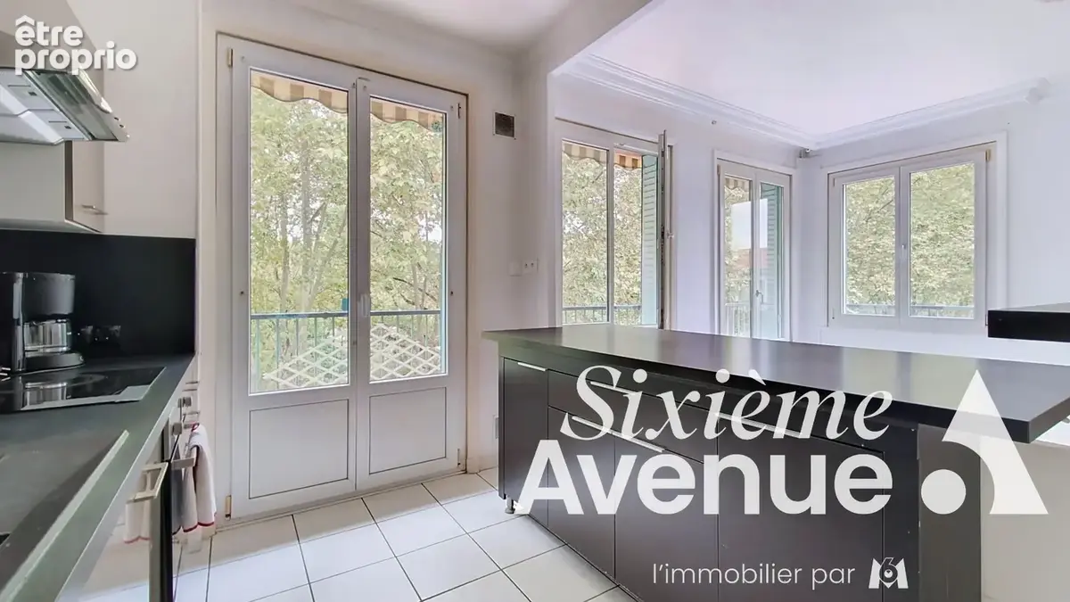 Givors centre  Grand T4 lumineux avec balcon, vue dégagée et cave de 28 m² - photo 5
