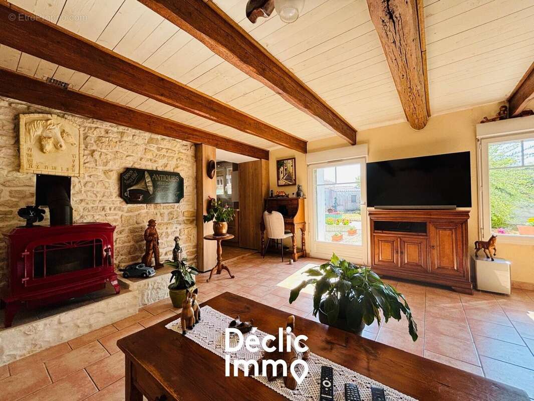 LA JARRIE  - Maison de caractère à fort potentiel avec dépendances, jardin et garage - photo 7