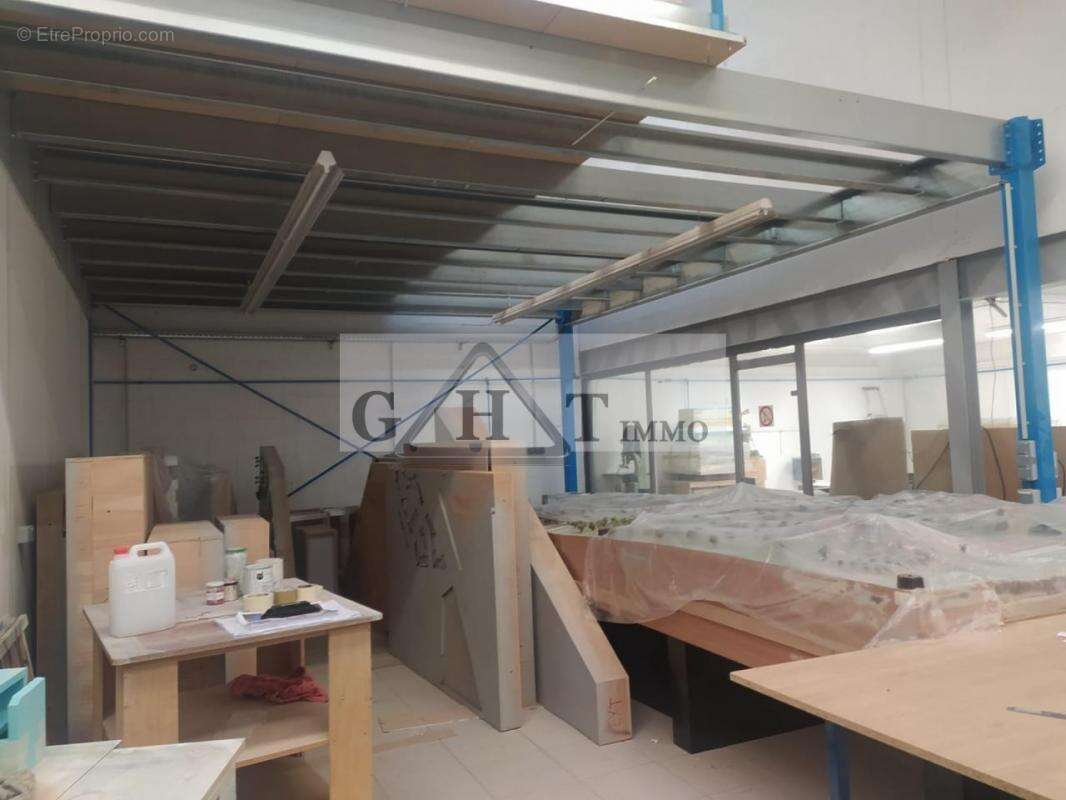 Commerce à SAINT-THIBAULT-DES-VIGNES