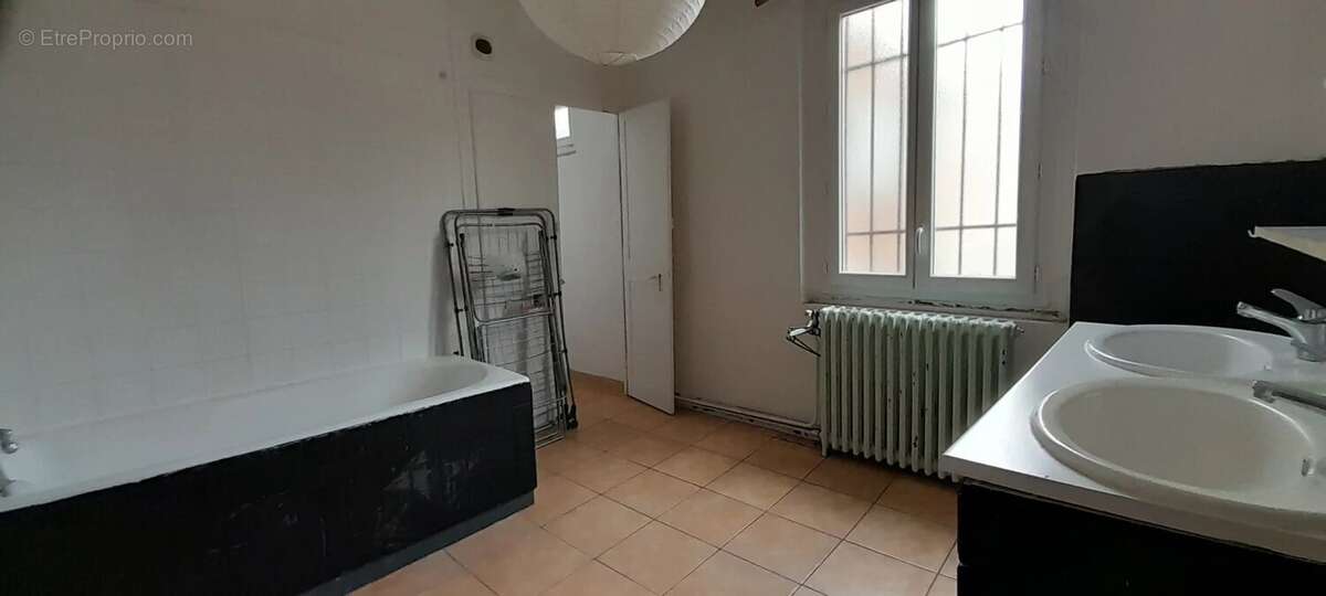 Maison de centre ville a mesnils sur iton - photo 6