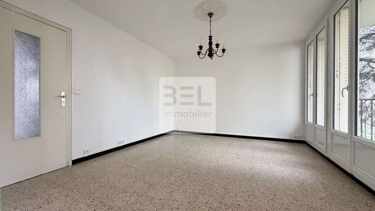 Appartement à BAGNOLS-SUR-CEZE