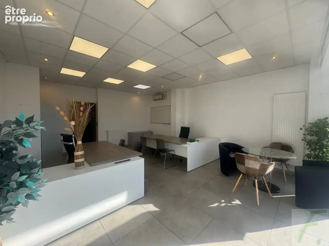 AIX-LES-BAINS CENTRE  Local commercial / professionnel entièrement rénové 73 m² - photo 3