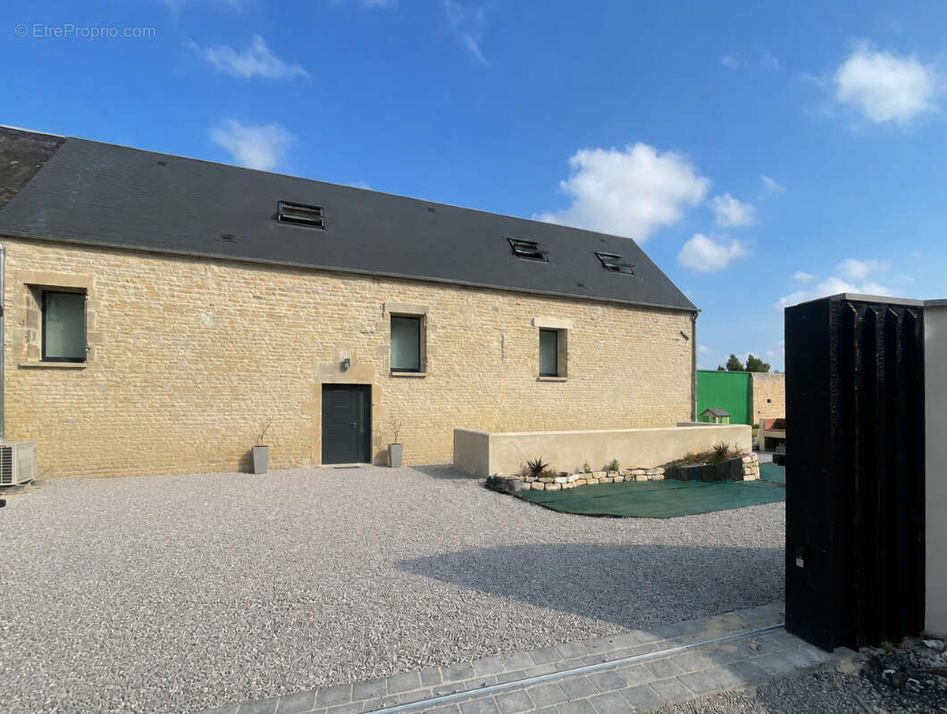 Coulombs_ maison/villa /loft/ en pierre 160 m2 / 2chambres/ jardin - photo 3
