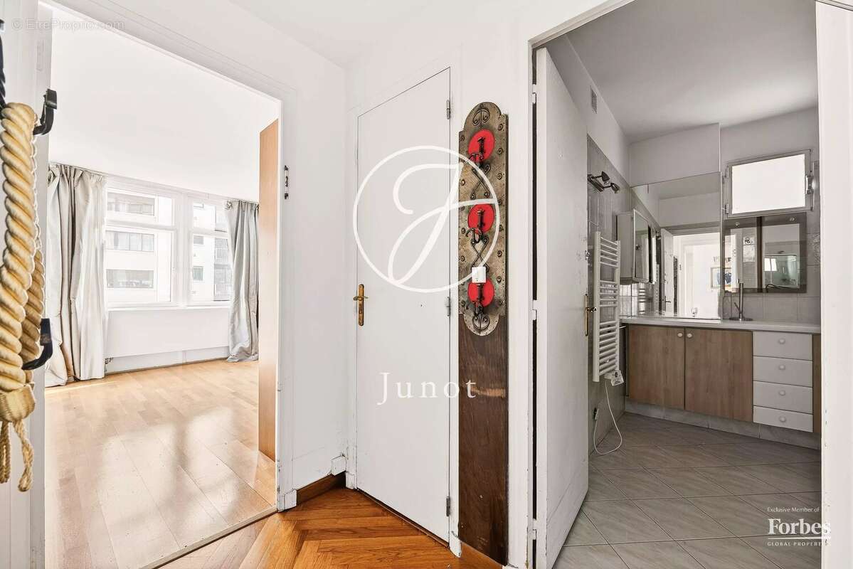Appartement à PARIS-16E