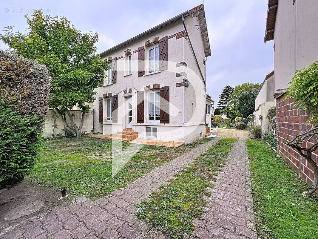 Maison à SAINT-REMY-SUR-AVRE