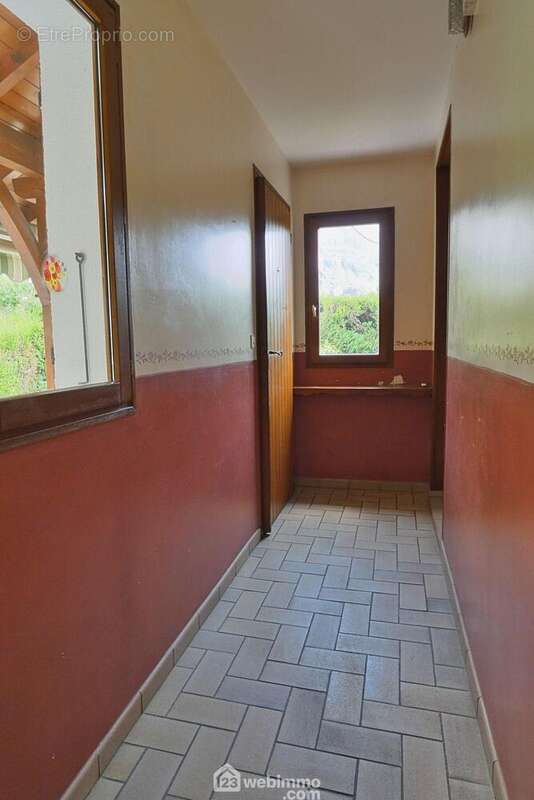Le hall d'entrée offre l'accès ... - Maison à UGINE