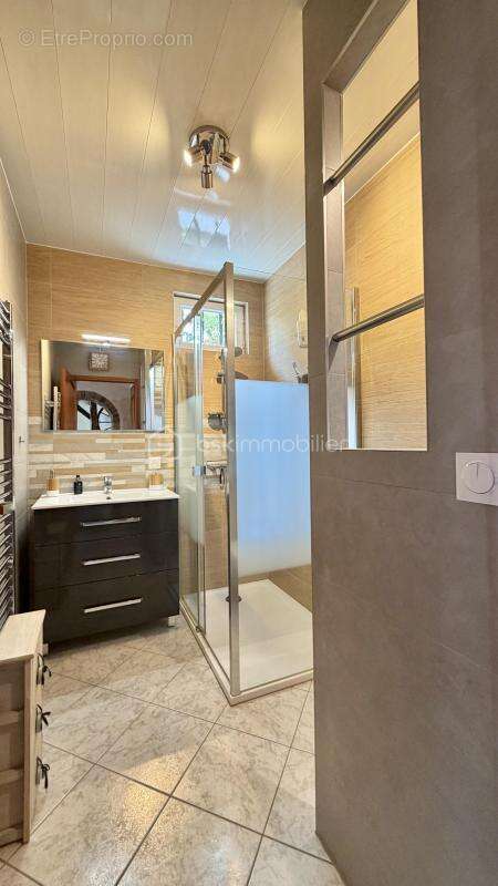 Charmante maison en pierre rénovée avec terrain constructible – 110 m² – Condé-Sainte-Libiaire - photo 8