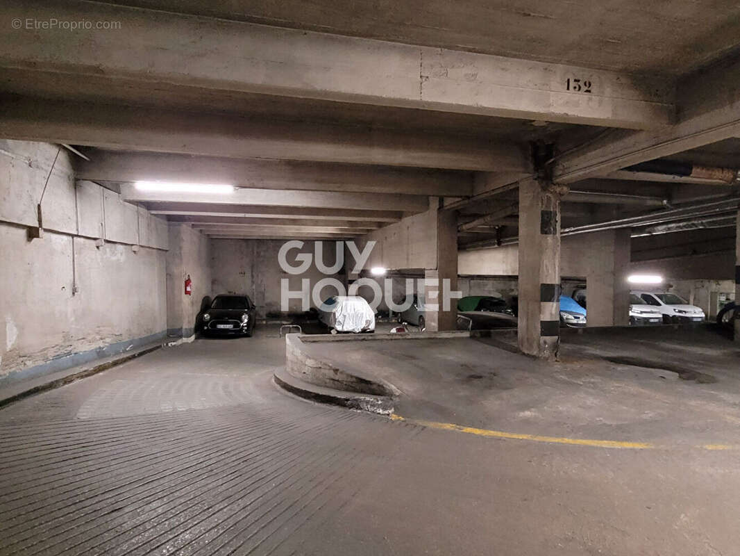 Parking à PARIS-9E