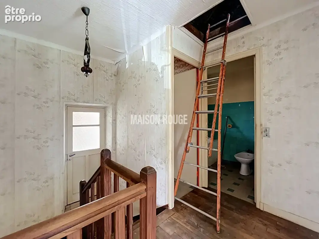 TRESSE - Maison en pierre à rénover avec jardin de 900 m², garage et beau potentiel d'aménagement - photo 8