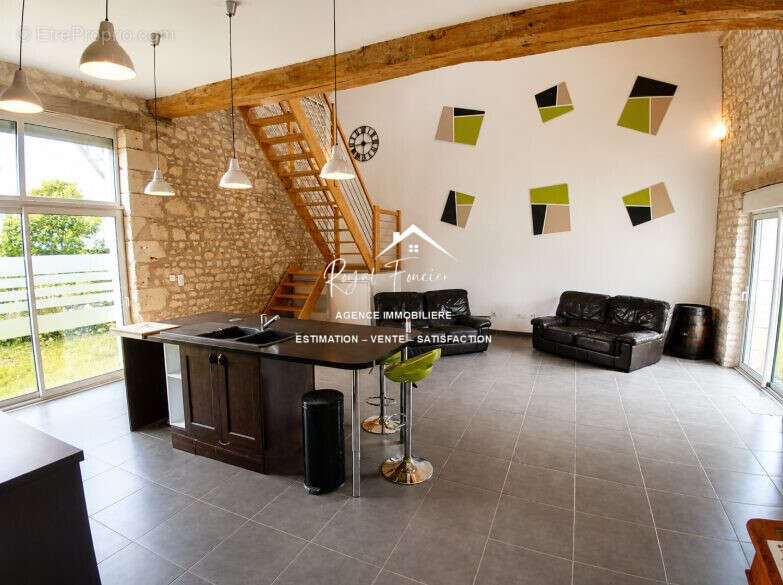 Cuisine A et E ouverte sur le séjour - Maison à DANGE-SAINT-ROMAIN