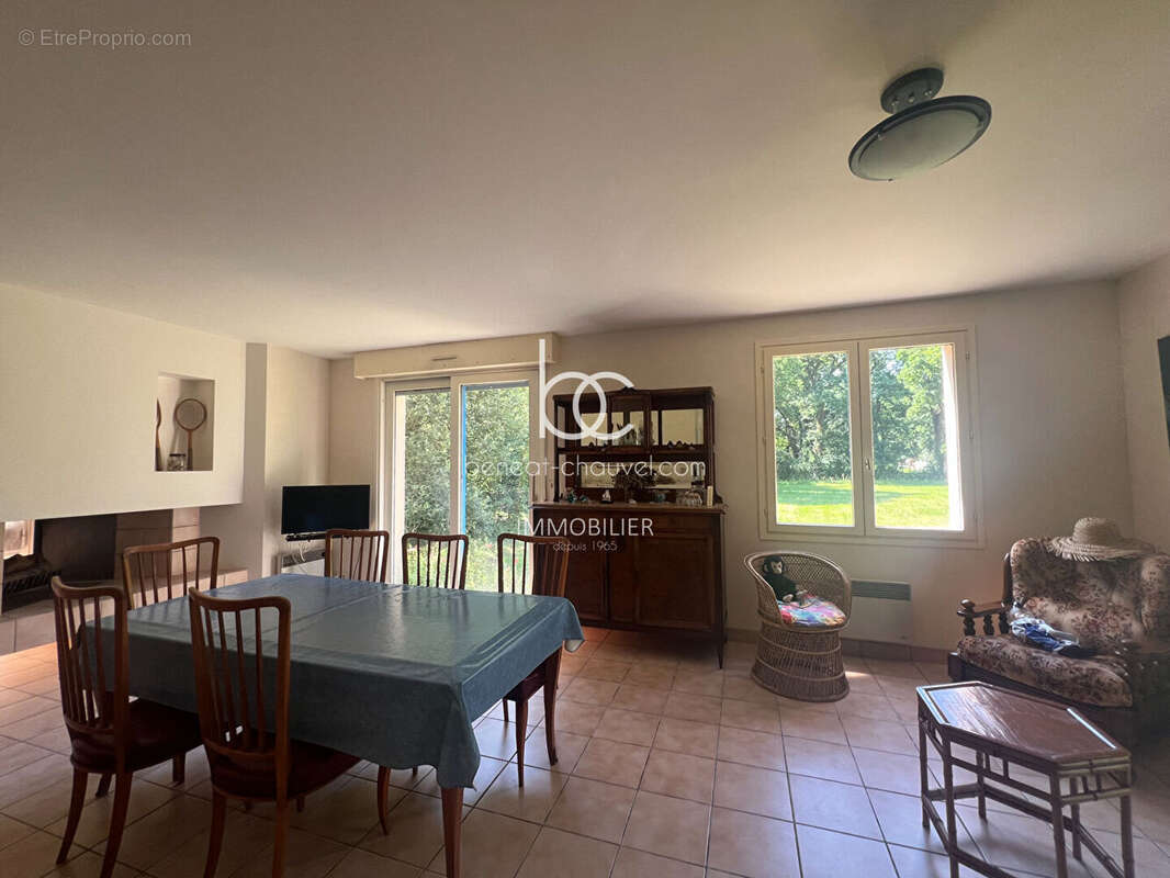 SARZEAU GOLFE - Maison familiale à vendre à BRILLAC  5 chambres et combles aménagés - photo 2