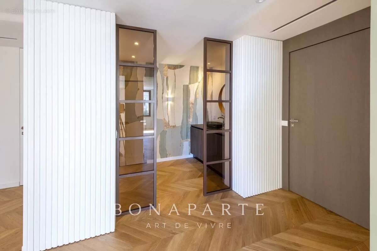 Magnifique cachet pour cet appartement T3 de 107m² situé en plein centre-ville à moins de 50m de la mer - photo 9