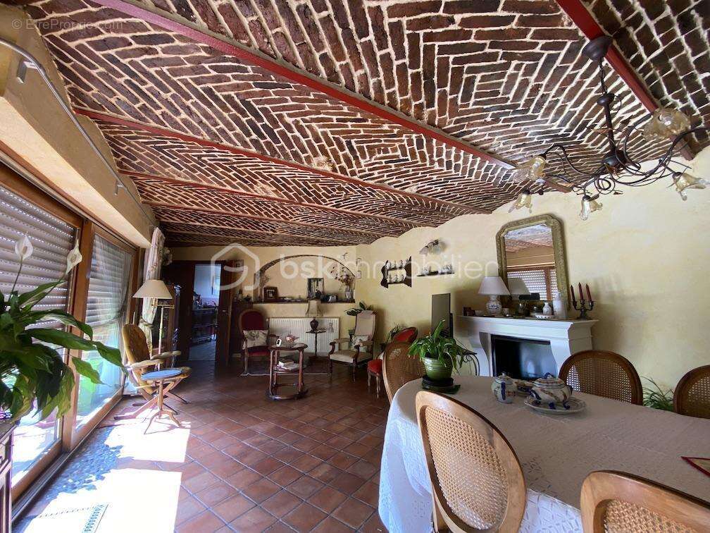 Antoine Rafart BSK Immobilier vous présente cette très belle maison de famille de 195 m2 habitables, 4 chambres, 800 m2 de terra - photo 5