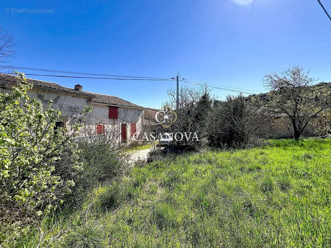 A 15 min de PEZENAS, 2 bâtisses en pierre à rénover : 200 m² habitables + 140 m² garage, jardinet, fort potentiel ! - photo 10