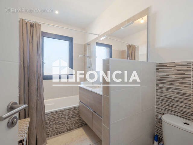 Maison à ENTRAIGUES-SUR-LA-SORGUE