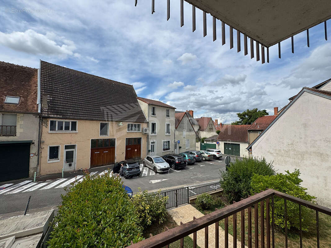 COSNE CENTRE APPARTEMENT T1 avec balcon, garage et cave. - photo 8