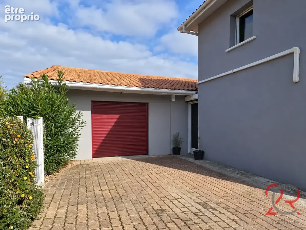 Maison aux beaux volumes avec 4 chambres, garage et piscine - photo 17