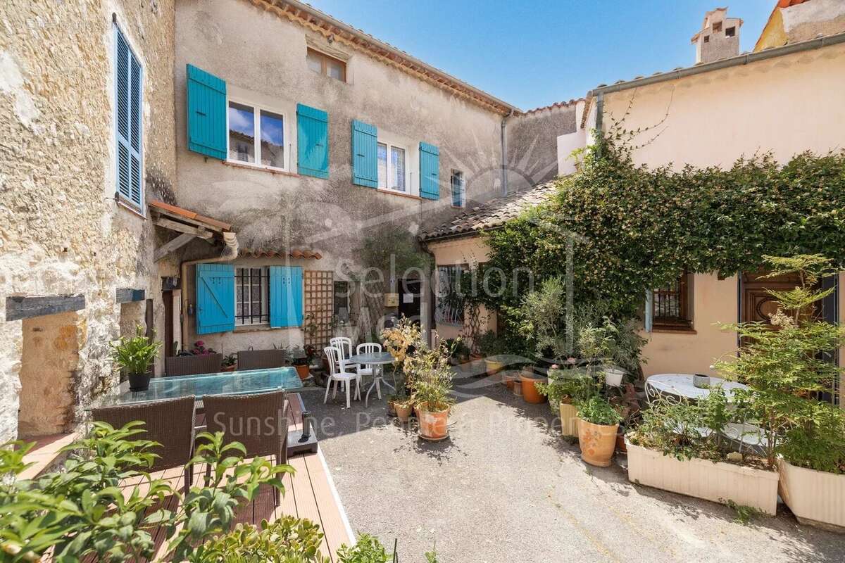 Appartement à CHATEAUNEUF-GRASSE