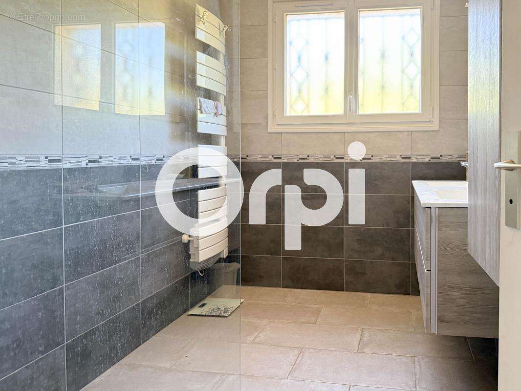 Maison familiale avec beau terrain et nombreuses surfaces annexes - photo 14