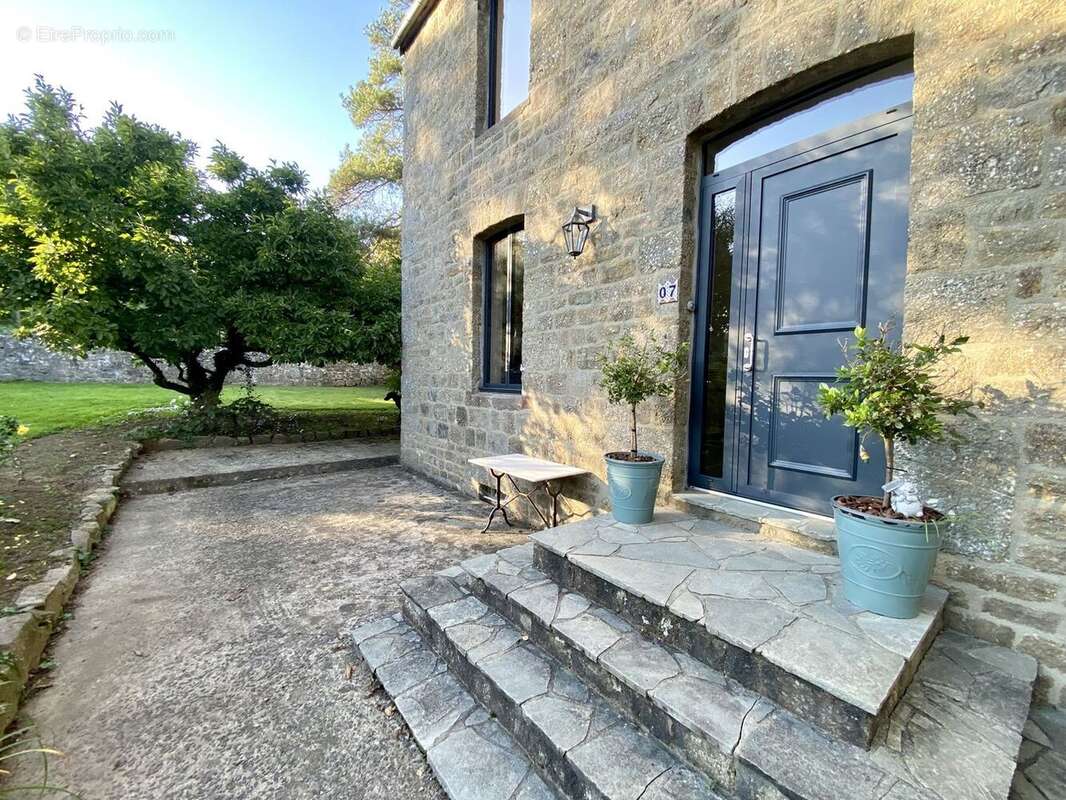 Maison à CONDE-SUR-VIRE