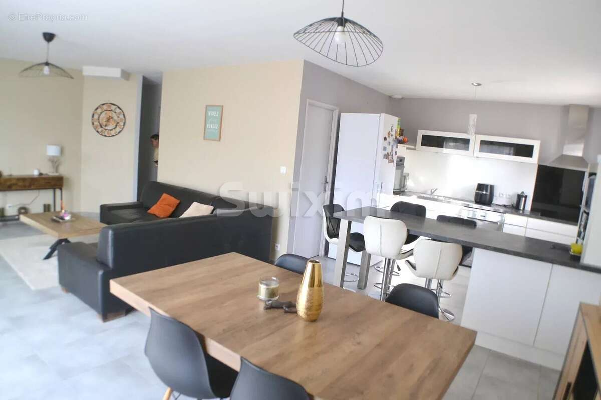 Maison à JONQUIERES-SAINT-VINCENT