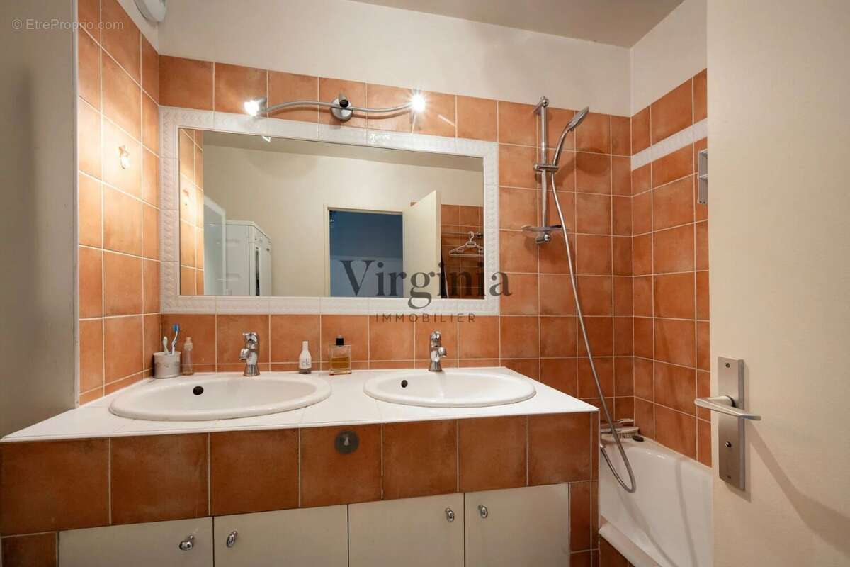 Appartement à CHARENTON-LE-PONT