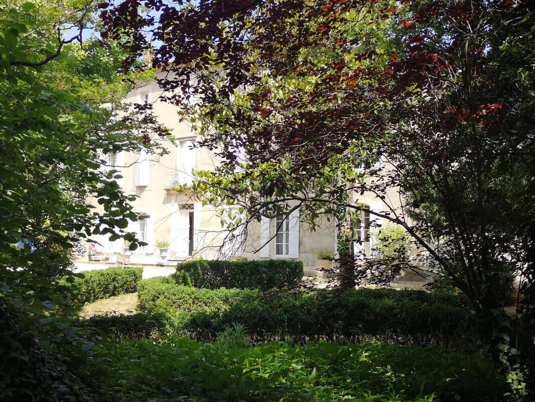 Maison à ENTRAIGUES-SUR-LA-SORGUE