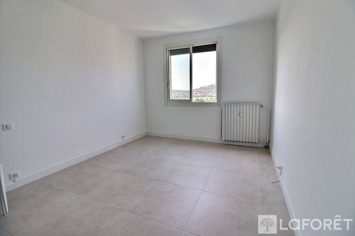 DERNIER ETAGE- F4-Balcon-Stationnement-Cave-Hyères Ouest - photo 5