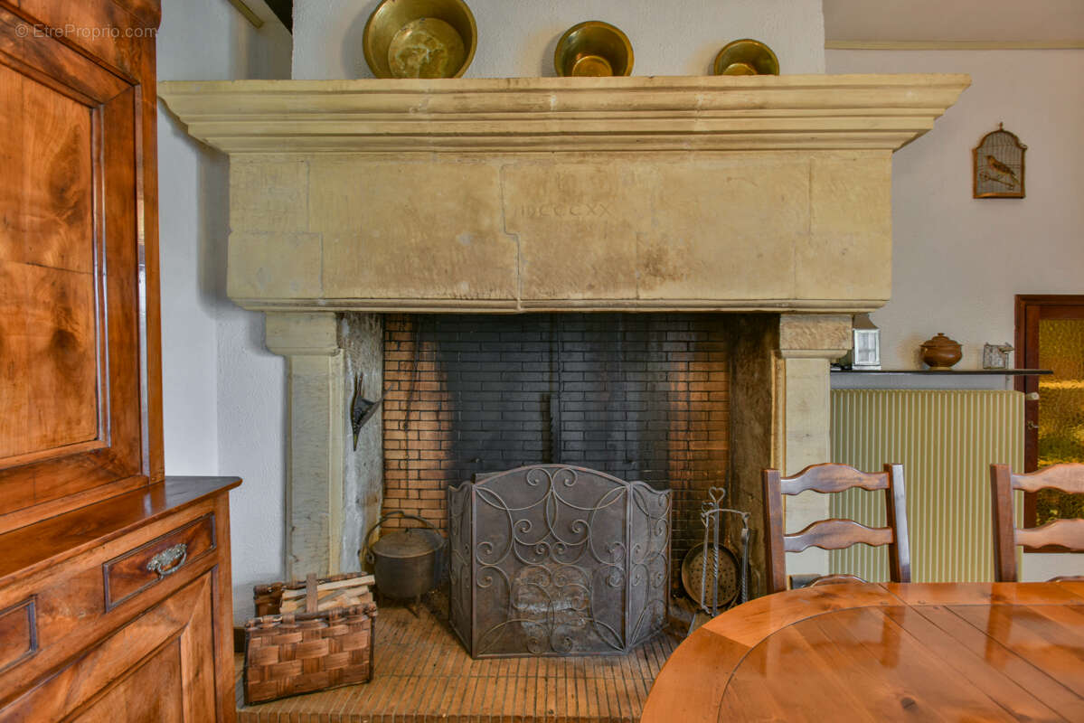 Maison à COUZE-ET-SAINT-FRONT