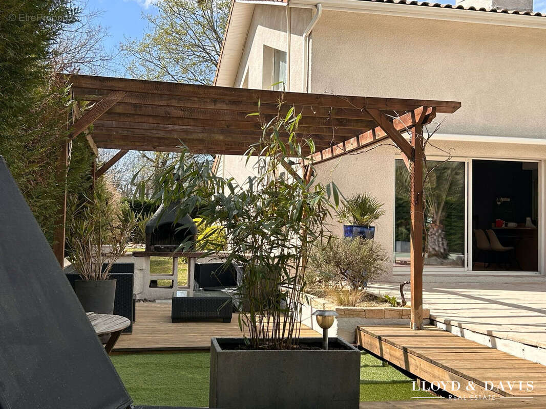 Cuisine d'été - Maison à SAINT-JEAN-D'ILLAC