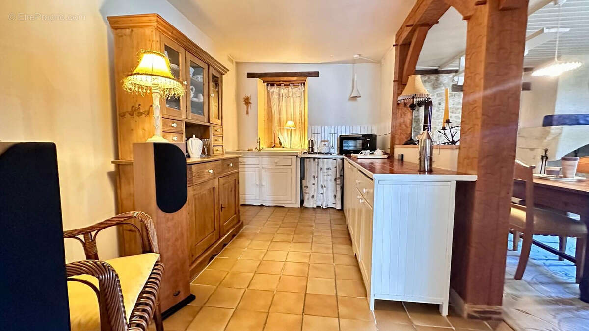 Ancien bac en pierre décoratif - Maison à FAUX