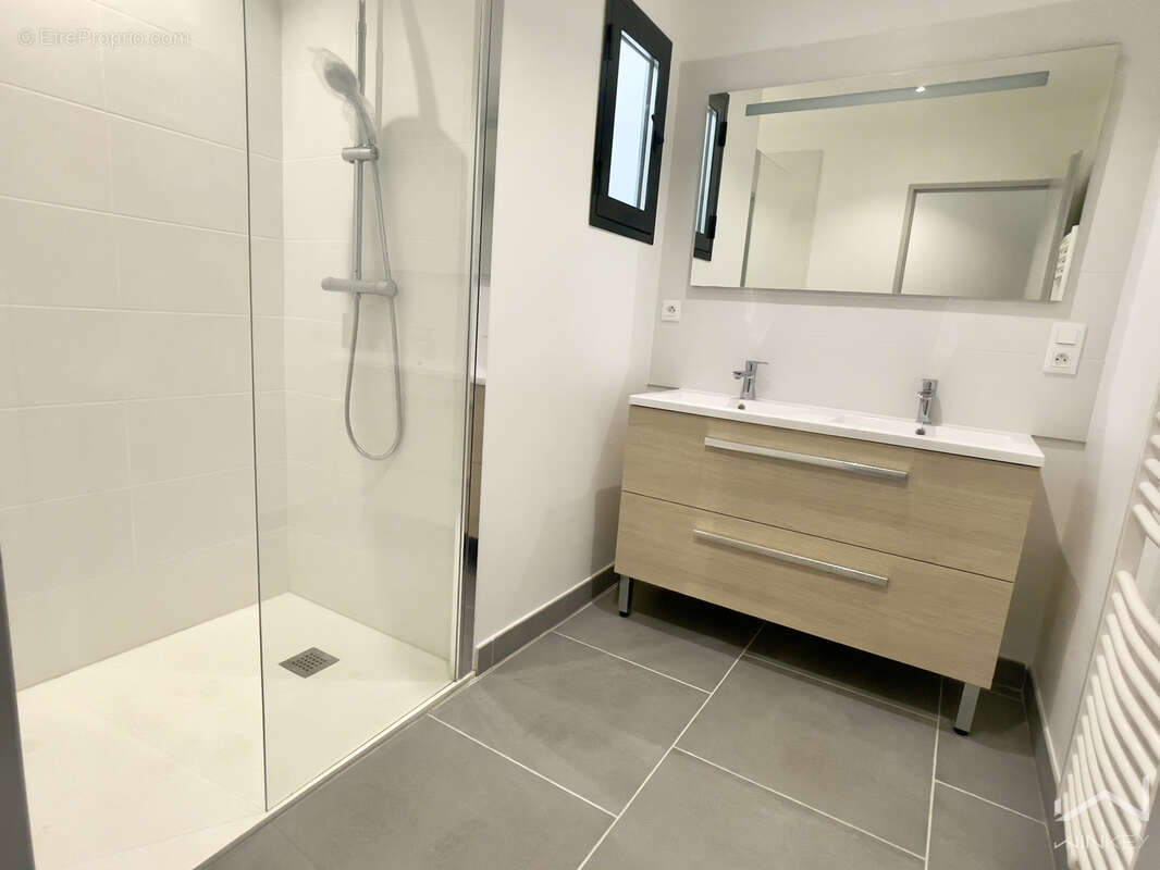 Appartement à SAINTE-CECILE-LES-VIGNES